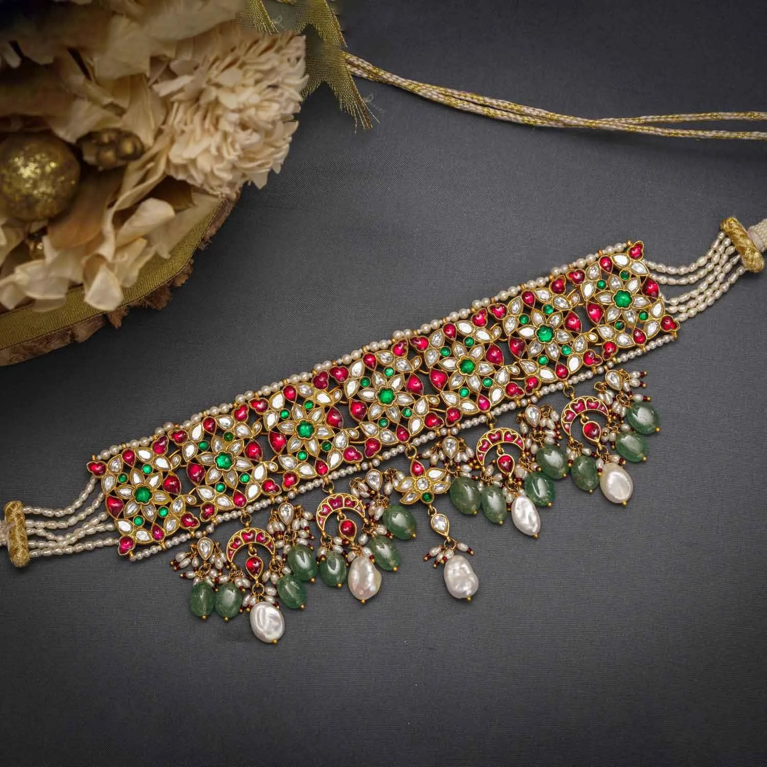 Stunning Kundan Choker Necklace - Elegant Handcrafted Indian Jewelry, Perfect for Weddings and Special Occasions.